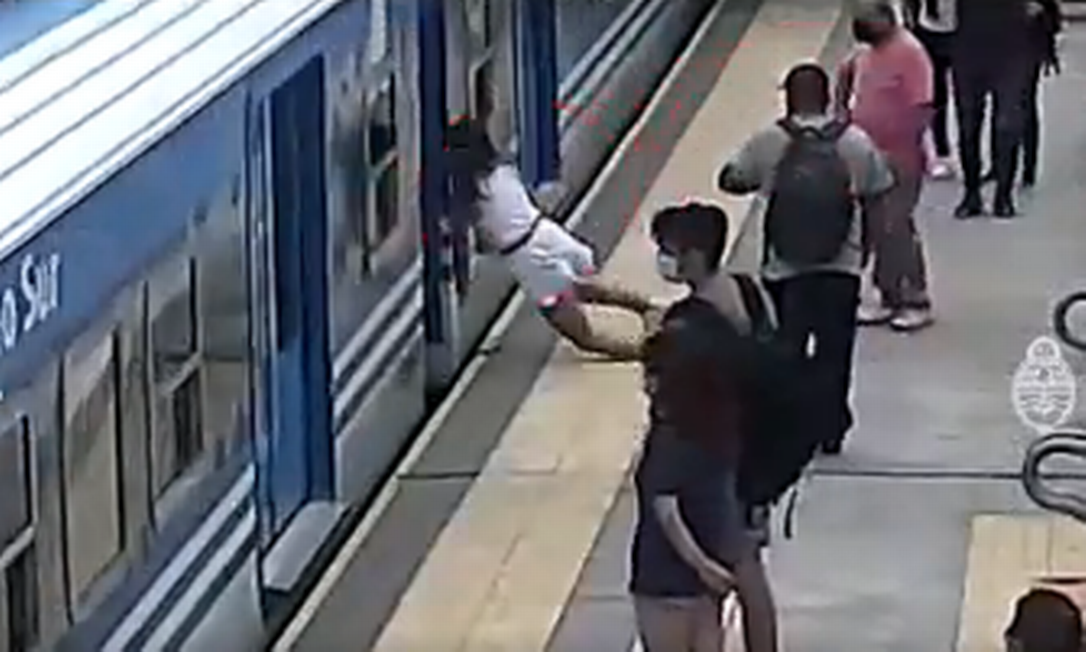 Mulher desmaia e cai no vão entre plataforma e trem, ainda em movimento