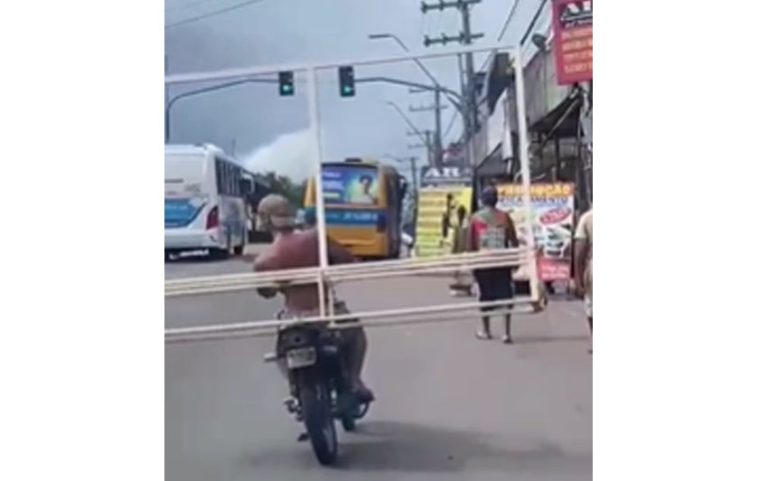 Homem transporta grade em motocicleta e chama atenção na Zona Leste de Manaus