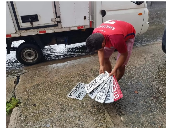 Placas de veículos são encontradas após chuvas