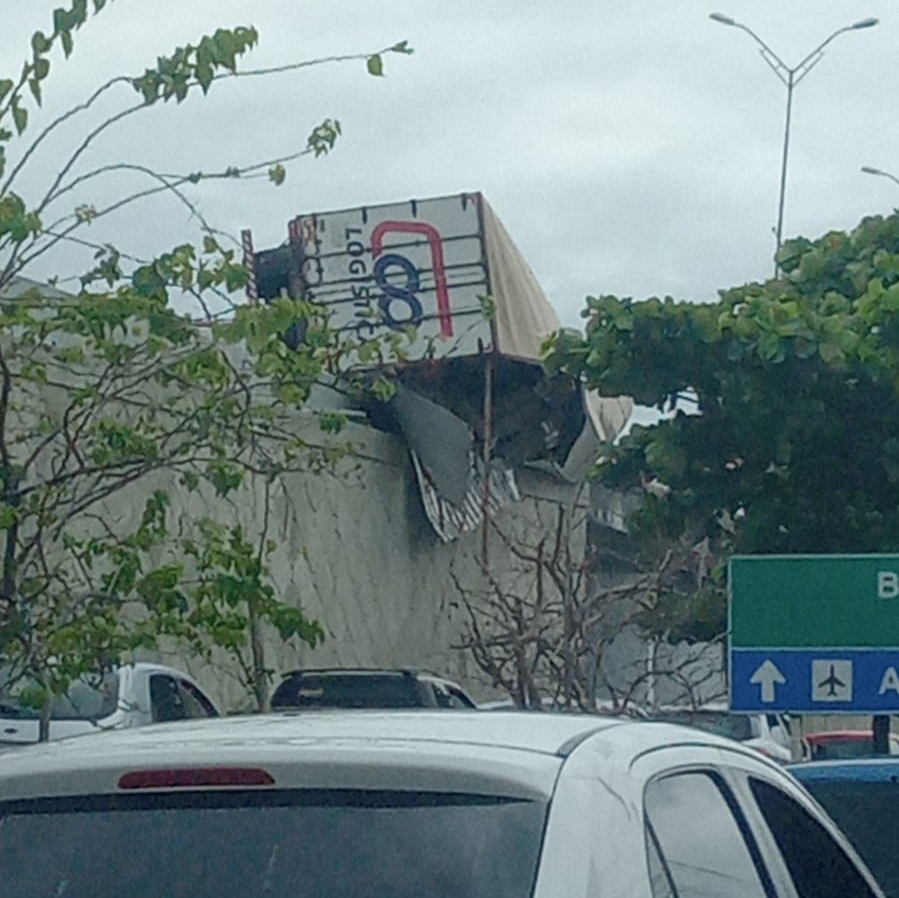 Carreta tomba e carga despenca de viaduto na BR-230 na Paraíba