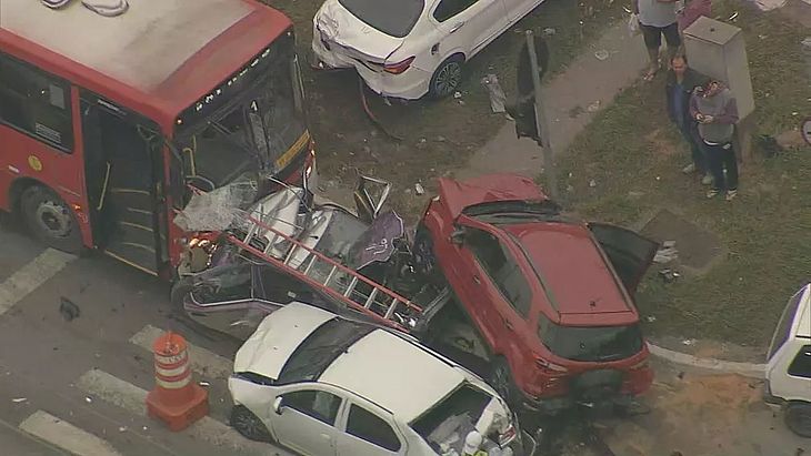 Carro é esmagado após colisão envolvendo ônibus e cinco veículos em São Paulo