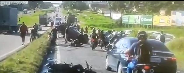 Caminhão desgovernado atinge pelo menos 14 veículos em rodovia da Paraíba