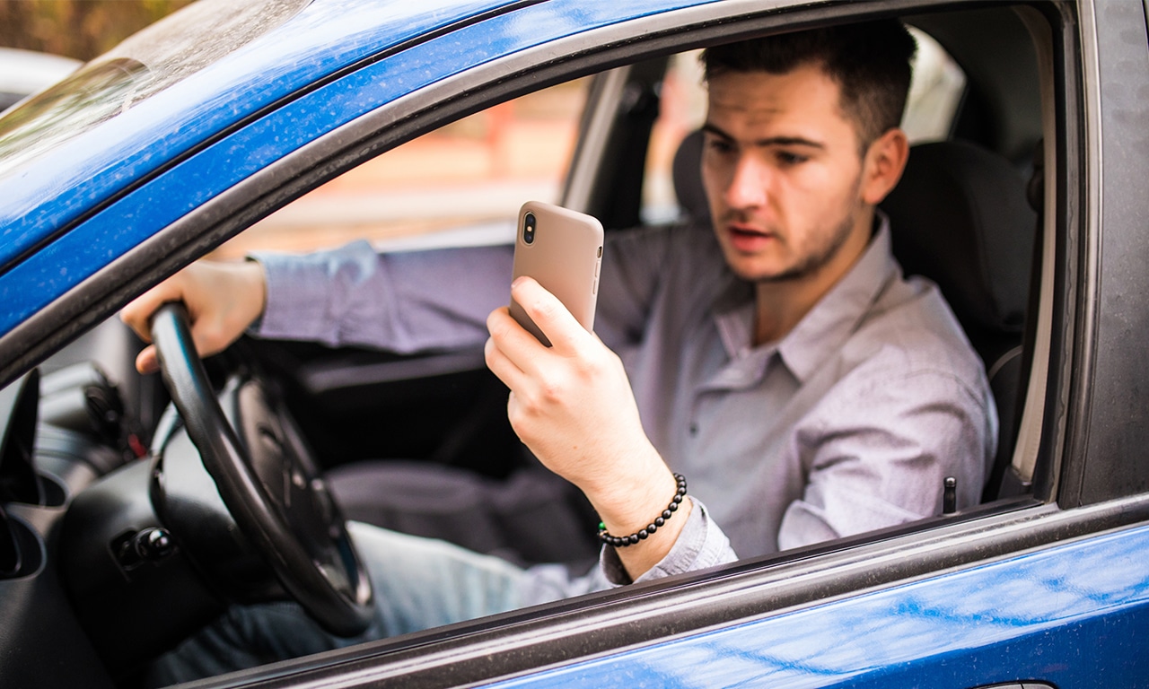 Brasil tem 30 infrações por uso do celular ao volante por hora