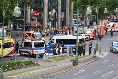 Veículo atropela multidão em Berlim e deixa cerca de 30 feridos e um morto