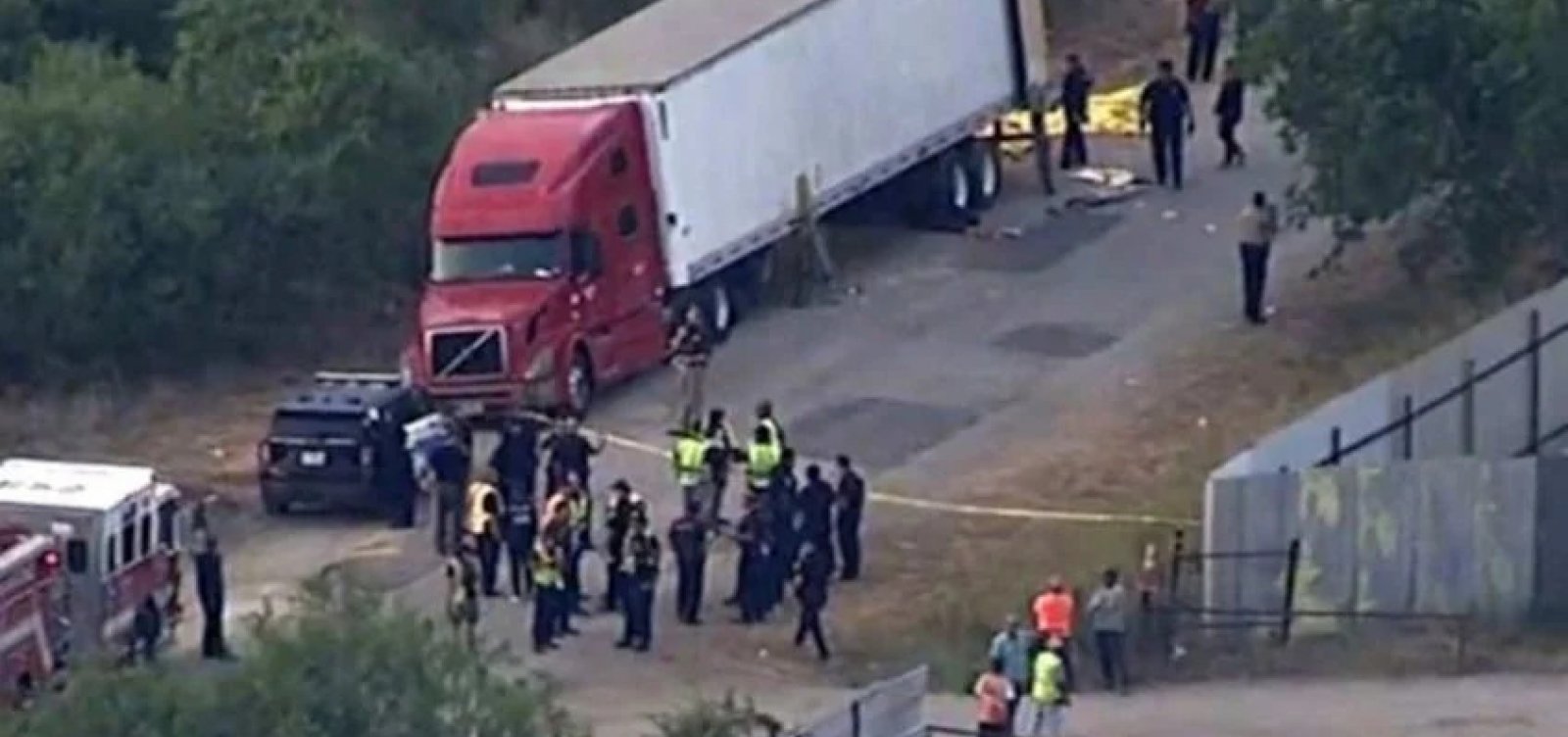 Mais de 40 corpos são encontrados dentro de caminhão no Texas