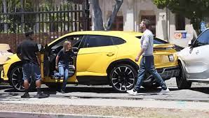 Filho de Ben Affleck bate Lamborghini Urus em X6