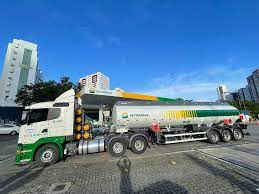 Caminhão da Petrobras movido a GNV vira meme na internet