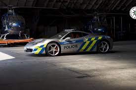 Polícia tcheca tem Ferrari 458 Itália como carro de patrulha
