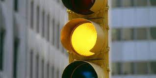 Existe multa para o condutor que passar no sinal amarelo do semáforo?