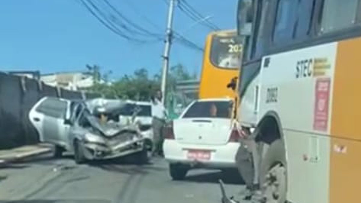 Acidente ente carro e micro-ônibus deixa dois feridos na Estrada Velha do Aeroporto