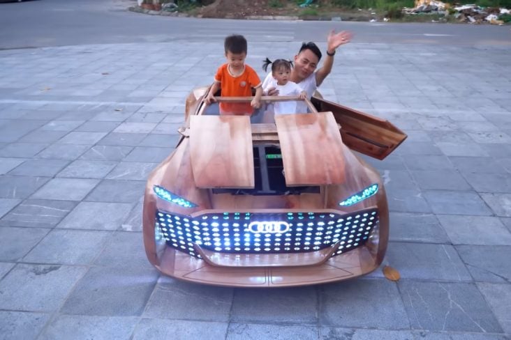 Pai constrói supercarro de madeira para filhos