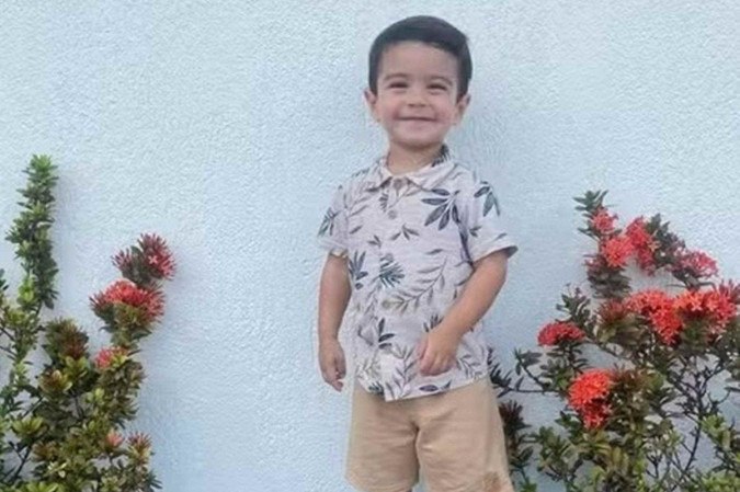 Menino de 2 anos morre após ser esquecido dentro de carro por dona de creche