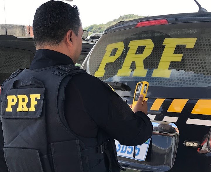 PRF recupera veículos, flagra dois condutores embriagados e prende foragido da Justiça