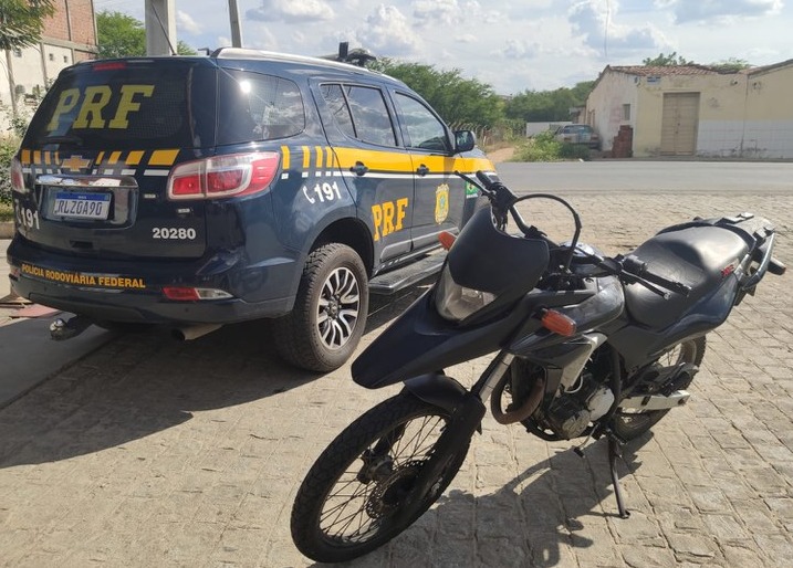 PRF flagra duas motocicletas com sinais identificadores adulterados em Sumé-PB