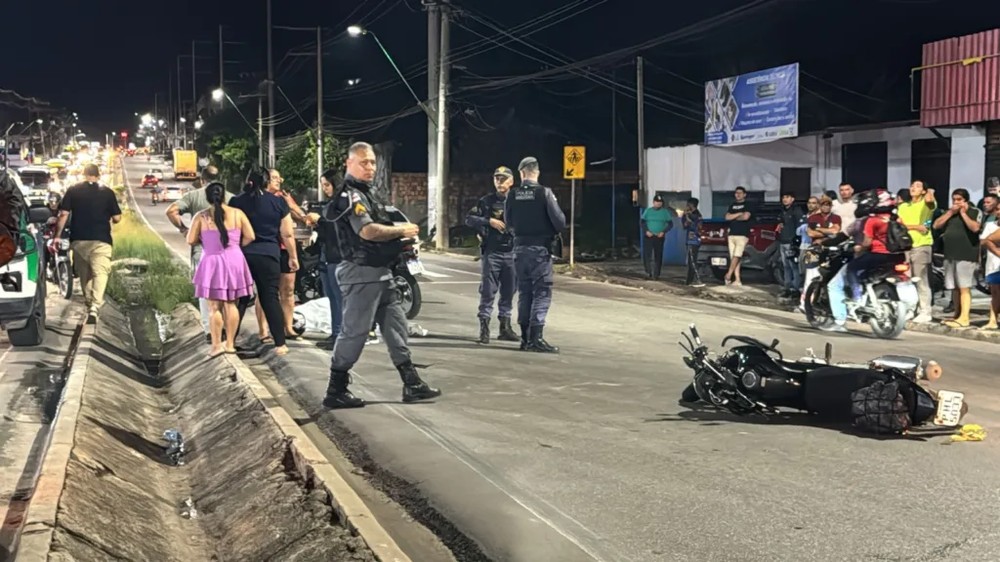 Mulher é arremessada em acidente de moto e morre após ser atropelada por carro em Manaus