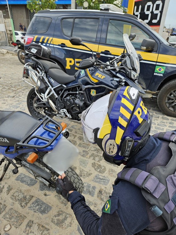PRF apreende dois veículos adulterados e flagra condutor embriagado