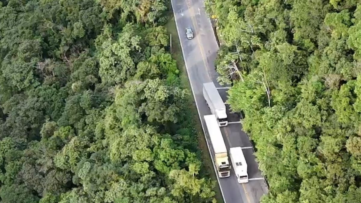 Drones flagram caminhões e carros em ultrapassagens perigosas em rodovia de SC
