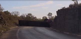 Acidente entre caminhões boiadeiros interdita BR-365, em Várzea da Palma